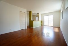 同仕様写真。温かみのある雰囲気と、キッチンでの作業性を兼ね備え、家族の笑顔あふれる団らんのひと時をお過ごしいただける設計になっています。