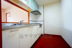 リビングにいるお子様を見守りながらお料理ができる対面キッチン。カウンタートップの汚れもサッと拭き取ることができ、お掃除ラクラク＾＾