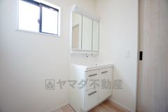 三面鏡つき洗面台。鏡裏にたっぷりとした収納スペースがあります。鏡を閉めてしまえば小物は見えないため、スッキリとした印象の洗面台にできます。