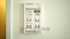 浴室暖房乾燥機付き。天候に左右されず、いつでも好きなときに洗濯物を干せるので、仕事や家事で忙しい方に重宝します。