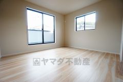 ご夫婦お二人のプライベートシーンを演出する寝室は、大容量のウォークインクローゼット付き。