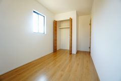 同仕様写真。住む人のこだわりを活かす洋室。日当たりがよく、寝室としての利用もおすすめ。広めのクローゼットには荷物をすっきり片付けられ、ゆとりのある暮らしが出来ます＾＾