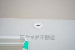 火災による煙や熱を感知して、警報音やブザー等で火災の発生を知らせてくれる火災警報器。