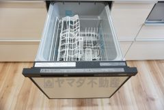 同仕様写真。食事の後の手間を解消する食器洗い乾燥機付。冬場の洗い物で手荒れの悩みもなくなります。
