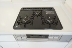 同時にたくさんの料理が調理できる3口コンロ。長時間熱を通しておきたい煮込み料理を作りながら、炒め物など同時進行で進められます。