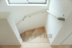 同仕様写真。小さなお子様やご高齢の方でも安心できる、手すり付き階段。段差も低めで設定されており、安全性にも優れています。