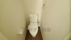 温水洗浄機付トイレです。節水機能もあるので、安心して使えますね。もちろん、1階2階の2ヶ所にトイレがあるので、忙しい朝にもゆとりができますね。