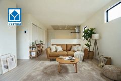 家具はイメージです。対面式キッチンとつながるリビング、家族の会話弾むLDKの中心。家事動線も快適、住まいの中核で暮らしがもっと便利に。