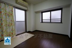 家具家電撤去後のイメージです。住む人のこだわりを活かす洋室。日当たりがよく、寝室としての利用もおすすめ。広めのクローゼットには荷物をすっきり片付けられ、ゆとりのある暮らしが出来ます＾＾