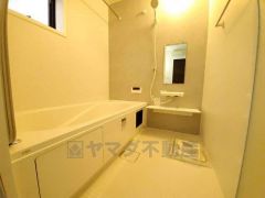 1日の疲れを癒すくつろぎのバスルーム。足を伸ばしてもゆったりと入れるサイズです。お子様と一緒にお風呂に入っても狭くないですね^^