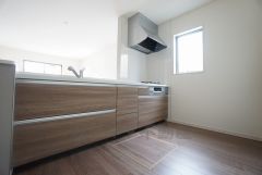 同仕様写真。リビングやダイニングからキッチン周りが丸見えにならない対面式キッチン。テレビ鑑賞や家族との対話がしやすく、ご家族の温かい時間を演出します。