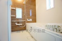1日の疲れを癒すくつろぎのバスルーム。足を伸ばしてもゆったりと入れるサイズです。お子様と一緒にお風呂に入っても狭くないですね^^