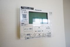 キッチン横からお湯張り、追い炊き、足し湯がボタン一つで楽々操作できる給湯機リモコンです。忙しい夕飯準備の時間帯に重宝しますね。
