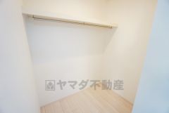 収納力豊富なウォークインクローゼット。洋服や小物などを1箇所にまとめて美しい収納を実現します。スーツケースのような大型の荷物も置けます＾＾