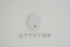 火災による煙や熱を感知して、警報音やブザー等で火災の発生を知らせてくれる火災警報器。