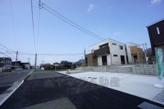 前面道路。南西側約12.9ｍ公道。スーパー、コンビニ、ドラッグストアまで徒歩11分圏内＾＾