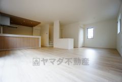リビングは広々とした設計で、家族が集い、寛ぐ暮らしの空間を演出しています。