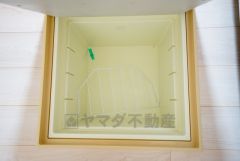 キッチンにある床下収納は、居住スペースを減らさずに買い置きの調味料や非常食などを保管することができます。