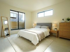 家具はイメージです。主寝室としてお使いいただけそうなこちらのお部屋は、日当たりが良く、爽やかな風を感じて起きる朝は、快適生活の始まりに。