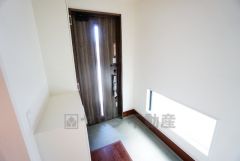 たっぷり収納できるシューズボックスです。家族全員の靴がきれいに整頓できます。棚の上にお花や写真を飾っても良いですね。