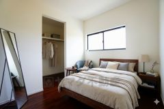 暖かい日差しが差し込む洋室。たっぷり収納できるウォークインクローゼット付きでお部屋の中をすっきりと快適に保てます。家具はCGによるイメージ画像です。