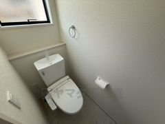 温水洗浄機付トイレです。節水機能もあるので、安心して使えますね。もちろん、1階2階の2ヶ所にトイレがあるので、忙しい朝にもゆとりができますね。
