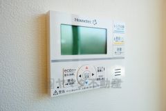 キッチン横からお湯張り、追い炊き、足し湯がボタン一つで楽々操作できる給湯機リモコンです。