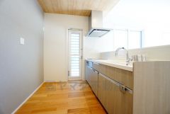 家族とコミュニケーションを取りやすい対面式キッチン。勝手口からは光が差し込み、換気もしやすく便利。