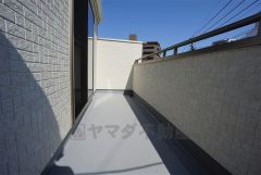 同仕様写真。陽当たりの良いバルコニーです。お洗濯やお布団干しはもちろん、日光浴スペースにも。
