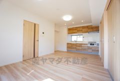 リビングは広々とした設計で、家族が集い、寛ぐ暮らしの空間を演出しています。