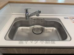 広々としたステンレスシンクには、洗剤やスポンジを収納出来るラック付き。広さも確保しているので、大きなお鍋も洗いやすいです。