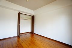 机やベッドを置いても広々とした空間です＾＾日当たりも良く子供部屋としての利用もおすすめ。ハンガーパイプ付きのクローゼットも設けられています。