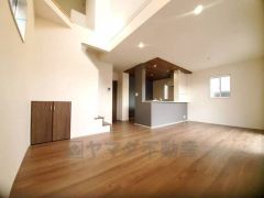 大きな窓のあるリビングは、陽光あふれる明るい空間です。居心地良く、ご家族皆がゆったり寛げる憩いの空間となりそうです。