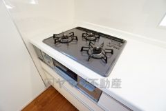 複数の調理を一度に行うことができる3口コンロ。効率よくお料理が出来ます。毎日のお料理も楽しくなりますね＾＾