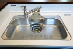 広々とした凸型シンクに洗剤ポケットを標準装備。大きなお鍋など洗いやすいです。