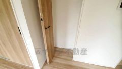 2階の廊下にも収納を確保。各居室に入りきれなかった荷物や、2階で使用する日用品のストック置き場に便利です。