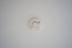 同仕様写真。火災報知器が設置されていることで、火災の発生をいち早く感知し、就寝中や留守中でも素早く危険を知らせてくれるため、家族の安全を確保し被害を最小限に抑えられます。