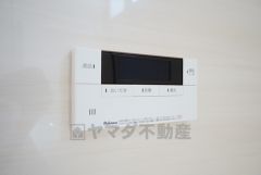 湯量・湯温の設定、そして保温までワンタッチのフルオートバス。便利な追い炊き機能付きです。
