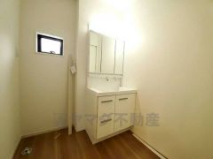 三面鏡つき洗面台。鏡裏にたっぷりとした収納スペースがあります。鏡を閉めてしまえば小物は見えないため、スッキリとした印象の洗面台にできます。