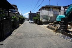 現地（2025年7月25日）撮影。住人以外の車の進入も少なく、小さなお子様を持つご家庭にも安心です。大型車の通行が少なく、騒音や振動が少ないので静かで快適な生活を送れます。