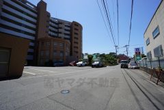 前面道路は広く、車同士がすれ違うスペースが十分にあります。落ち着いた住宅地内で快適な生活を実現してみませんか＾＾