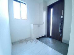 たっぷり収納できるシューズボックスです。家族全員の靴がきれいに整頓できます。棚の上にお花や写真を飾っても良いですね。