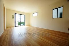 大きな窓のあるリビングは、陽光あふれる明るい空間です。居心地良く、ご家族皆がゆったり寛げる憩いの空間となりそうです。