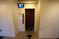 エレベーターホールには外部からの映像がチェックできる防犯カメラモニターが設置されています。防犯対策バッチリです。