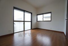 主寝室としても利用できる6帖の洋室は南東側にバルコニーがあり、日当たり良好です。温かい光の差し込むゆとりのある居室をぜひ現地にてご確認くださいませ。