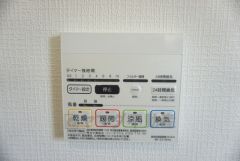 同仕様写真。雨の日の洗濯も安心できる浴室暖房乾燥機付き浴室。リモコンで操作もボタン1つで簡単。