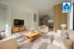 家具はイメージです。家族が集まる開放的なリビング。約22帖の大空間で毎日のお食事が楽しみです。思い思いの時間を過ごしたり、家族みんなで食事をしたり、素敵な団らんの場になりますね＾＾