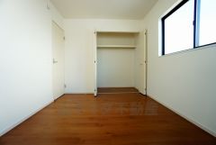 同仕様写真。住む人のこだわりを活かす洋室。日当たりがよく、寝室としての利用もおすすめ。広めのクローゼットには荷物をすっきり片付けられ、ゆとりのある暮らしが出来ます＾＾