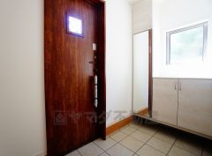 同仕様写真。たっぷり収納できるシューズボックスです。家族全員の靴がきれいに整頓できます。棚の上にお花や写真を飾っても良いですね。