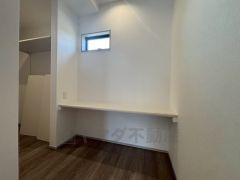 リビングの一角、パントリー横に設けたユーティリティスペース。家事の合間のワークスペースやお子さまのスタディコーナーとしても活用できる、便利なカウンター付きです。窓からやわらかな自然光が入り、開